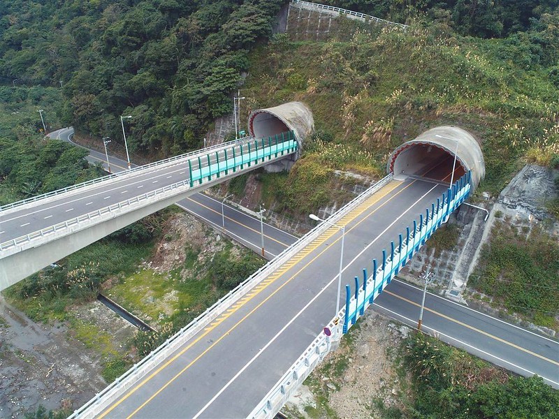 蘇花改全線通 蘇揆：持續推動蘇花安／歷經3228天施工 用路人鳴喇叭向交管人員致敬