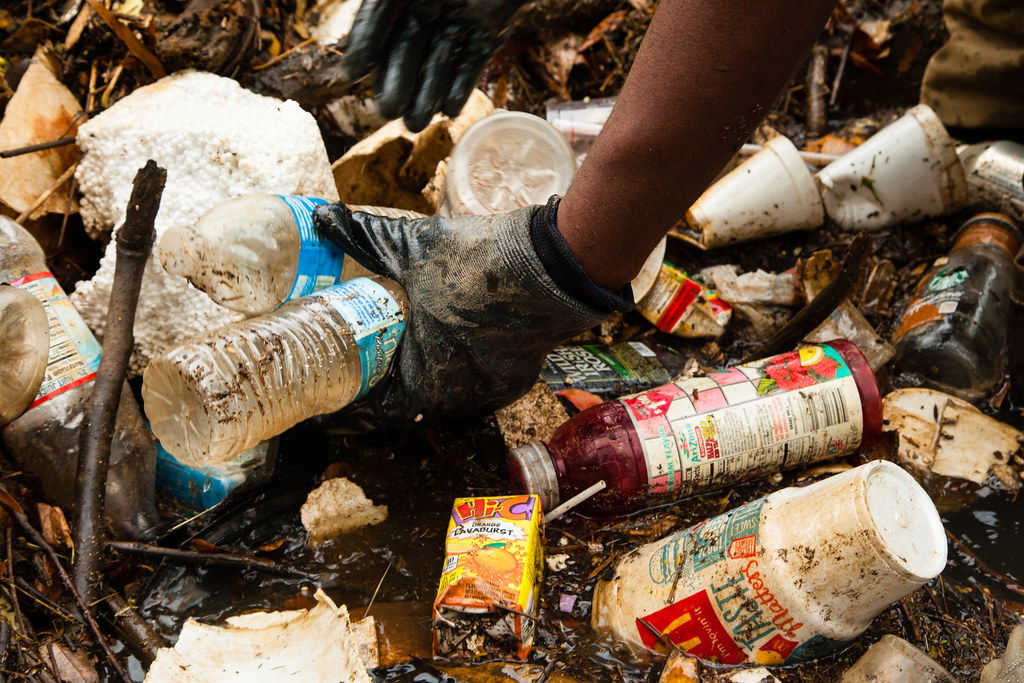 扭轉塑膠浪潮──可口可樂、HP這些公司做了哪些努力？