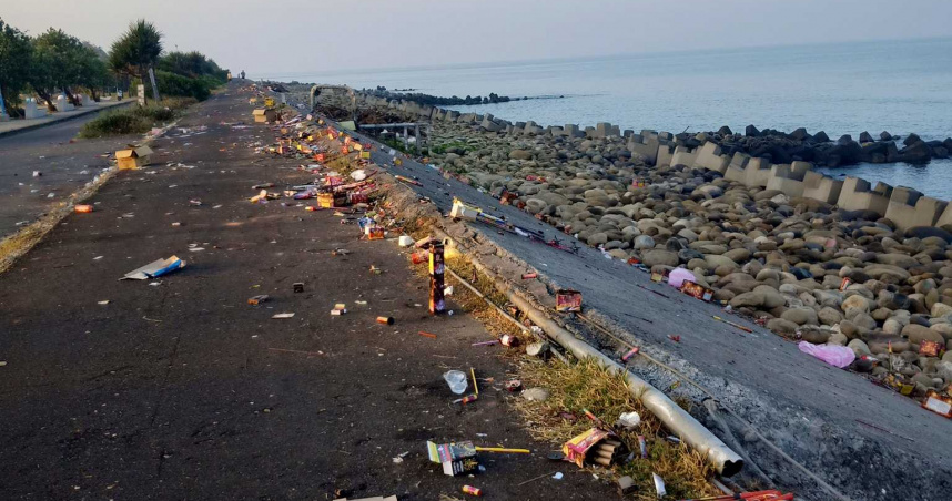 賞月邊放煙火 台南黃金海岸整排垃圾